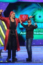 Salman Khan with WWE Superstar The Great Khali in Bigg Boss 4 (3).JPG